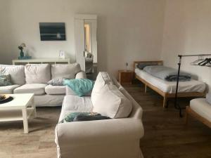 ein Wohnzimmer mit Sofa und Bett in der Unterkunft Zimmer in Werneuchen bei Berlin in Werneuchen