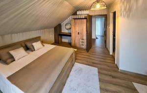 Ένα ή περισσότερα κρεβάτια σε δωμάτιο στο Nice Home In Aljmas With Sauna