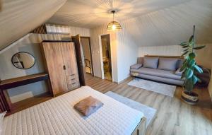 Ένα ή περισσότερα κρεβάτια σε δωμάτιο στο Nice Home In Aljmas With Sauna +2 φωτογραφίες