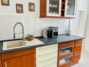 eine Küche mit Spüle und Mikrowelle in der Unterkunft Zimmer in Werneuchen bei Berlin in Werneuchen + 4 Fotos