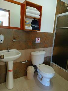 een badkamer met toilet en wastafel bij Tesita's House habitación doble in Puerto Baquerizo Moreno