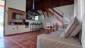 salon z kanapą i jadalnią w obiekcie Casa em São Francisco Xavier/sp w mieście São Francisco Xavier