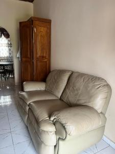 KartungGeorgianas Residence的客厅里一张棕色的皮沙发