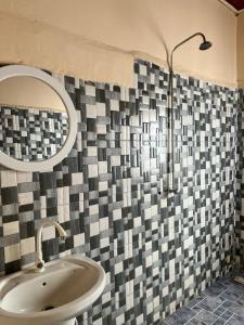 KartungGeorgianas Residence的浴室里有洗手池和镜子