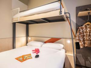 Ένα ή περισσότερα κρεβάτια σε δωμάτιο στο ibis budget Arlon Porte du Luxembourg