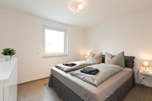 Una cama o camas en una habitación de Apartment unter den Kiefern 109