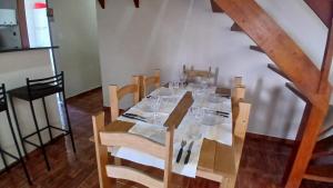 stół z kieliszkami do wina na górze w obiekcie Casa em São Francisco Xavier/sp w mieście São Francisco Xavier +21 zdjęć