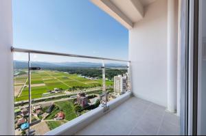 Un balcón o terraza en The 강릉 오션스테이 first
