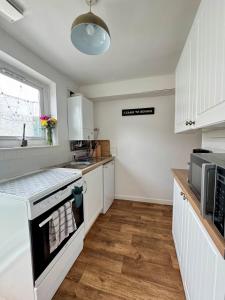 Kuchyň nebo kuchyňský kout v ubytování Compact, Quirky & Cosy Home in Central Exeter + 7 fotografií