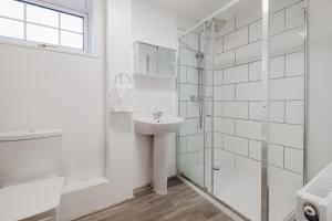 Ένα μπάνιο στο Comfortable home away from home +55 φωτογραφίες