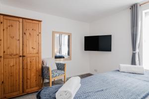 Μια τηλεόραση ή/και κέντρο ψυχαγωγίας στο Comfortable home away from home