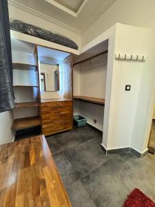 Una habitación vacía con una habitación con estantes y un espejo. en Villa Soleil, Face a la mer, en Kika