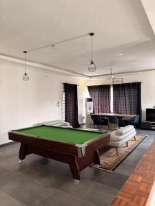 una sala de estar con mesa de billar y una sala de juegos con en Villa Soleil, Face a la mer, en Kika 13 fotos más