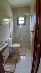 łazienka z prysznicem, toaletą i umywalką w obiekcie Casa em São Francisco Xavier/sp w mieście São Francisco Xavier