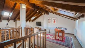 ein Zimmer mit Holzdecke und ein Wohnzimmer mit einem Tisch in der Unterkunft Guils Cal Peiró in Guils de Cerdaña