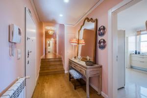 een badkamer met een wastafel en een spiegel bij Saboia -Spacious Gorgeous Apartment in Monte Estoril