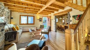 ein Wohn- und Esszimmer mit Holzdecke in der Unterkunft Masía Cal Kenyon in Bor