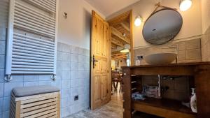 ein Badezimmer mit Waschbecken und Spiegel in der Unterkunft Masía Cal Kenyon in Bor + 23 Fotos