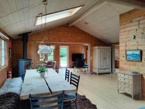 Телевизор и/или развлекательный центр в Cozy Cottage Close To Thy National Park