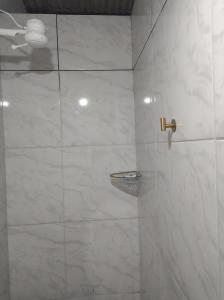 Ένα μπάνιο στο Raízes kit net