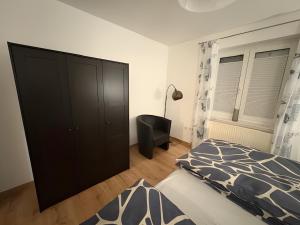 een slaapkamer met een zwarte kast en een bed bij Ferienwohnung Ruhrtal in Bestwig