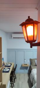 O zonă de relaxare la Suíte aconchego azul