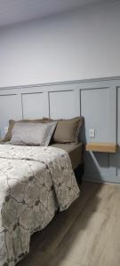 Un pat sau paturi într-o cameră la Suíte aconchego azul