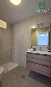 Koupelna v ubytování Apartamentos Turísticos Juan Grande by Sanlúcar Housing + 58 fotografií