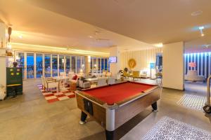 Pestana Alvor South Beach Premium Suite Hotel في ألفور: غرفة معيشة فيها طاولة بلياردو