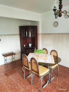 a dining room with a table and chairs at Vergikosk House - villa 4 quartos com piscina privada in Bombarral