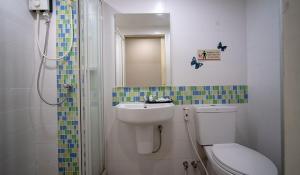 een kleine badkamer met toilet en wastafel bij Taradii Boutique -Villa Cha-Cha Khoasan Rambuttri in Bangkok