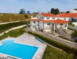 an aerial view of a house with a swimming pool at Vergikosk House - villa 4 quartos com piscina privada in Bombarral