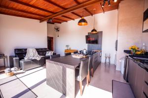 Η κουζίνα ή μικρή κουζίνα στο Experiência Romântica com Jacuzzi Privativa, a Melhor Vista do Mar e do Porto