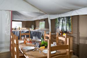 ExtonKite - Exton Park的餐桌、椅子和桌子 更多20张照片