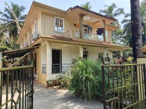 a house with a gate in front of it at Guesthouse Sakina Colva in Colva