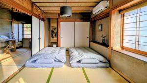 新宫市神倉書斎 [Kamikura-Hideaway]的有两张床且有窗户的房间