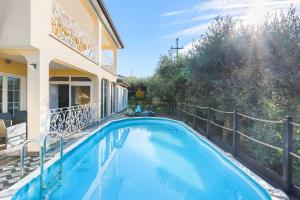 RošiniHoliday House with Private Pool Villa Seabird的房子后院的游泳池 更多62张照片