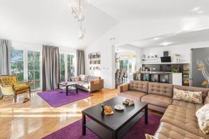 RošiniHoliday House with Private Pool Villa Seabird的客厅里有一张沙发和一张桌子。