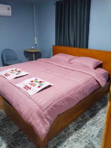 Ένα ή περισσότερα κρεβάτια σε δωμάτιο στο Baan Tawan Homestay Koh Kood