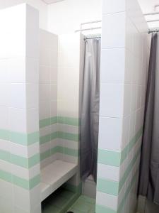 Uma casa de banho em Azores Youth Hostels - Terceira