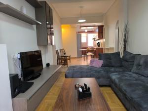 Μια τηλεόραση ή/και κέντρο ψυχαγωγίας στο Avantis modern home