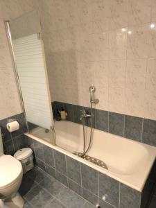 Ένα μπάνιο στο Avantis modern home