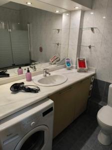 Ένα μπάνιο στο Avantis modern home