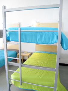 Uma ou mais camas em beliche num quarto em Azores Youth Hostels - Terceira