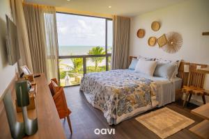 Barra do CamaragibeにあるCasa Duplex à Beira-mar OKA Milagres by Qaviのベッドがあり海が見える寝室 +44枚の写真