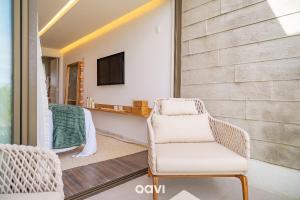 Barra do CamaragibeにあるCasa Duplex à Beira-mar OKA Milagres by Qaviの籐の椅子とテレビのあるポーチ