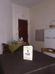 ein Schild auf einem Tisch in der Unterkunft B&B Napoli Napoli in Neapel