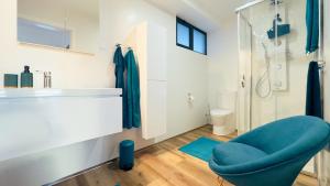 bagno con sedia blu e doccia di Sea Front a Câmara de Lobos Altre 37 foto