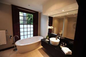 Koupelna v ubytování Meerendal Boutique Hotel + 32 fotografií