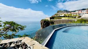 una piscina con vista sull'oceano di Sea Front a Câmara de Lobos